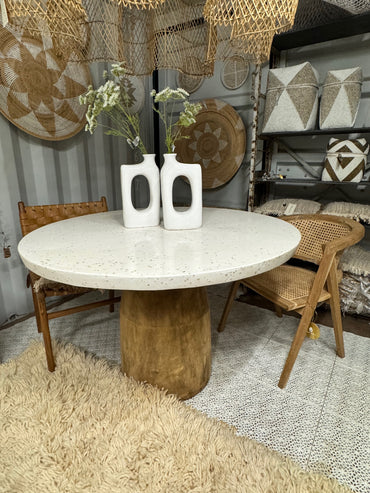 Terrazzo met teakhouten bijzettafel