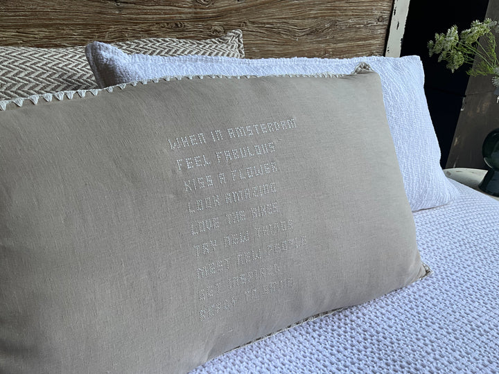 Wit linnen kussen (+ binnenzijde) met geborduurde letters in gebroken wit 90 x 50 cm nr. 10