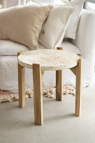 Terrazzo met teakhouten bijzettafel